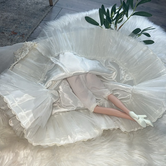 Cindy McClure in an exclusive edition - Picture 9 of 11